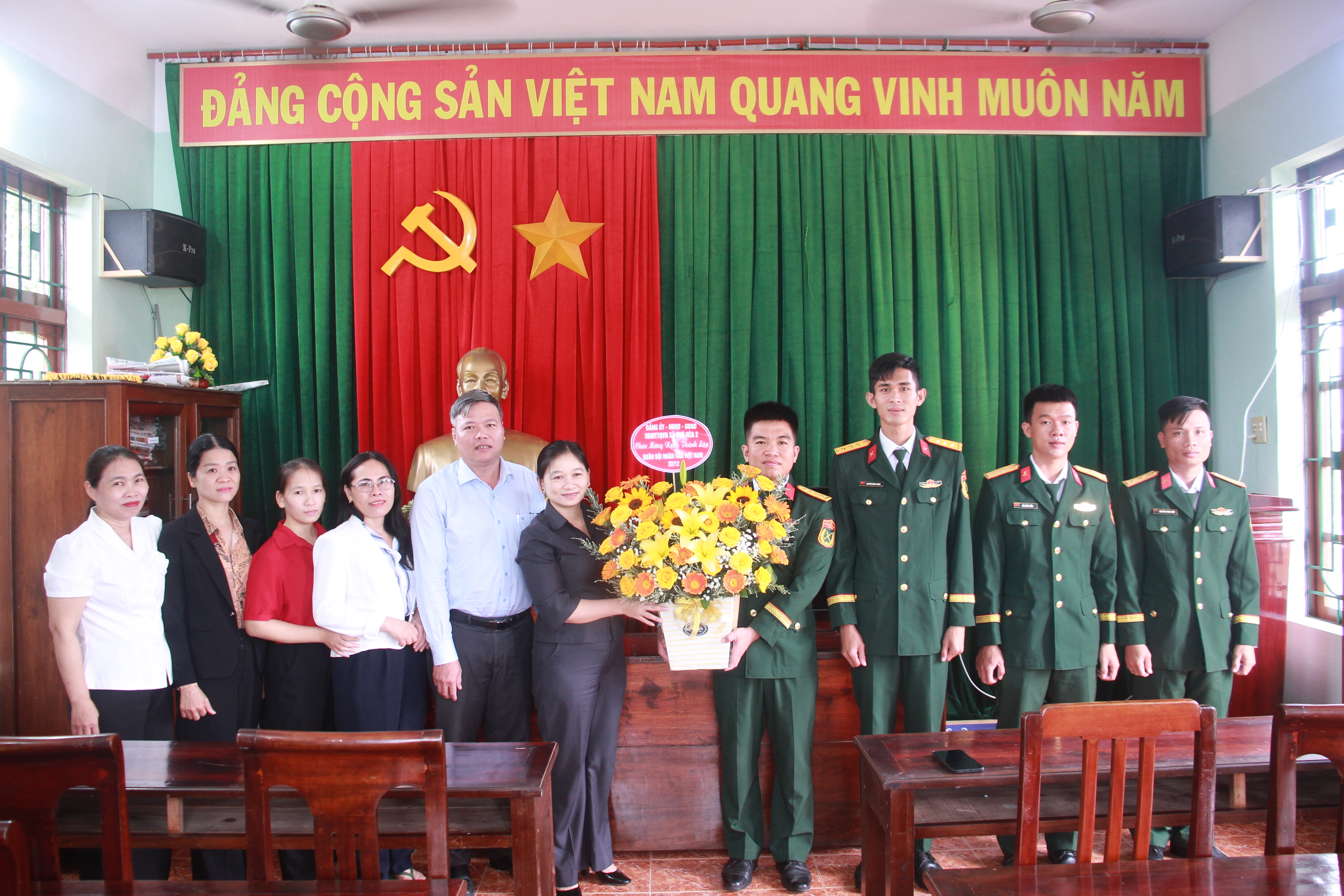 PHÓ BÍ THƯ THƯỜNG TRỰC ĐẢNG ỦY XÃ PHÚ HÒA 2 THĂM, CHÚC MỪNG CÁC ĐƠN VỊ QUÂN ĐỘI NHÂN KỈ NIỆM 81 NĂM NGÀY THÀNH LẬP QUÂN ĐỘI NHÂN DÂN VIỆT NAM (22/12/1944 - 22/12/2025)